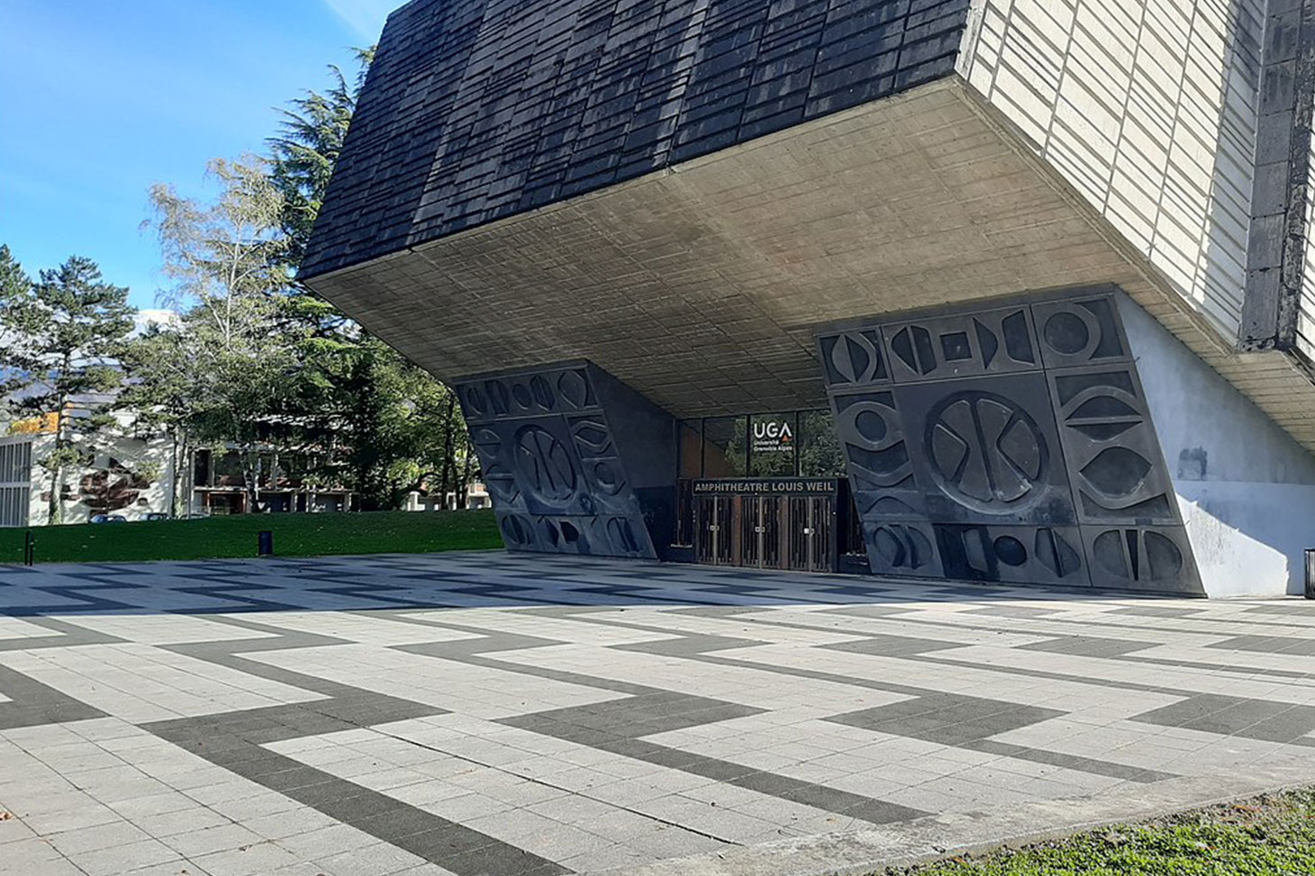 L'amphithéâtre Louis Weil sur la place centrale du campus de Saint-Martin-d'Hères